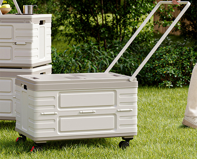 Lifting stackable storage box using reinforced handles