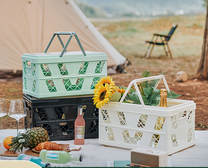 White folding box with wooden lid used as a picnic table
