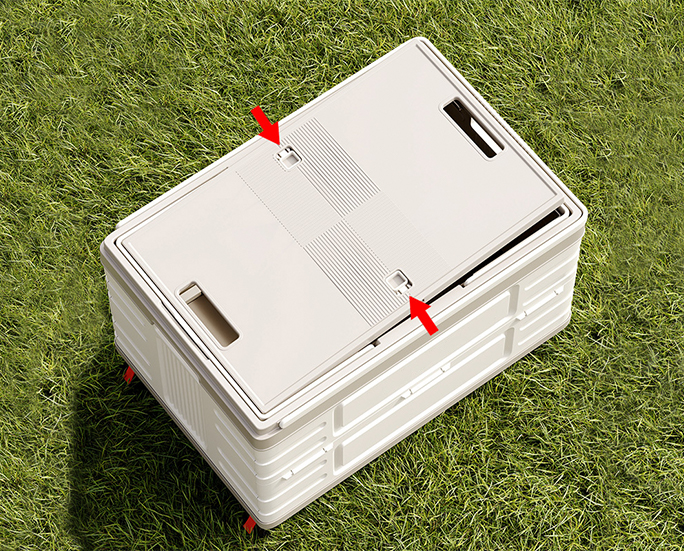 Close-up of plastic lid with arrows showing folding mechanism