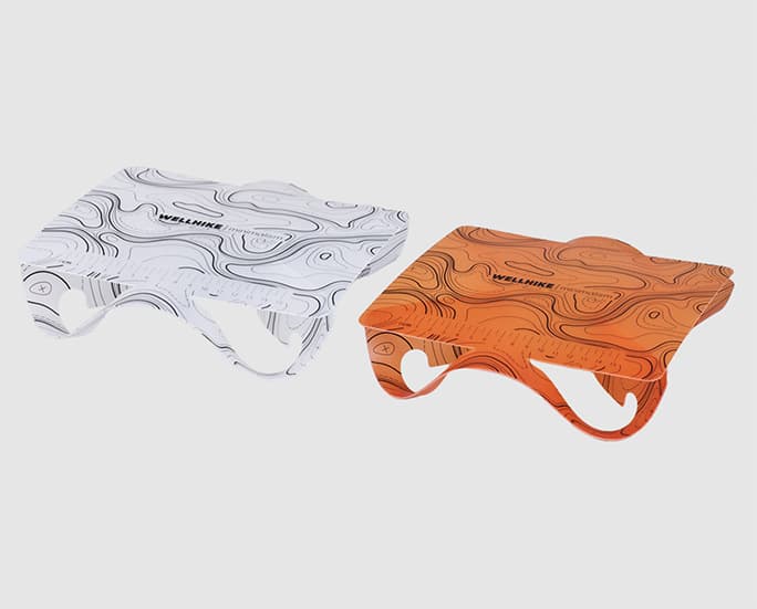 Mesa de camping plegable con estampado topográfico, color blanco y naranja