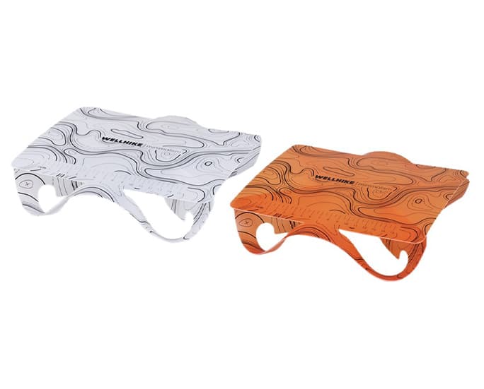 Mesa de camping plegable topográfica de dos colores, blanco y naranja.