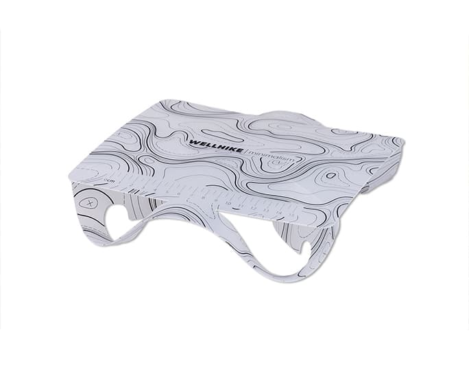 Mesa de camping plegable con estampado topográfico blanco sobre fondo blanco.