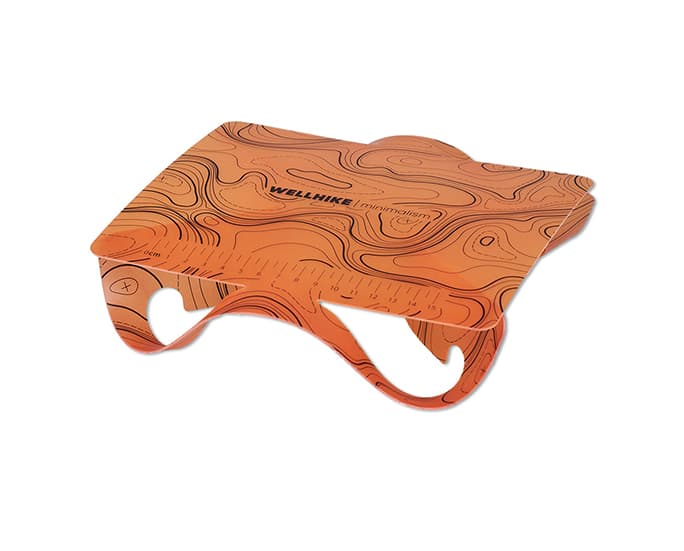 Mesa de camping plegable con estampado topográfico naranja sobre fondo blanco.