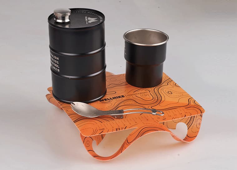 Mesa de camping con utensilios de café y taza.