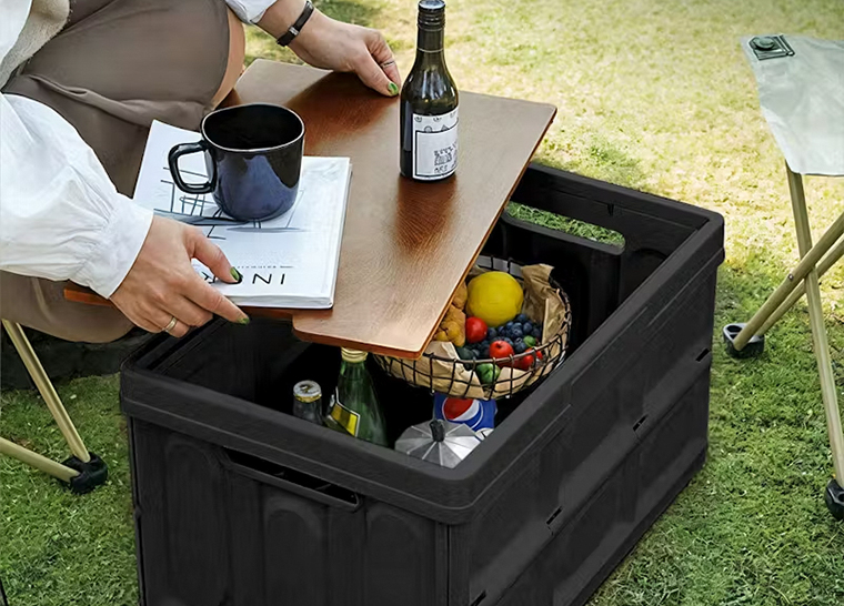Caja de almacenamiento de camping plegable con tapa de madera que se abre para facilitar el acceso.